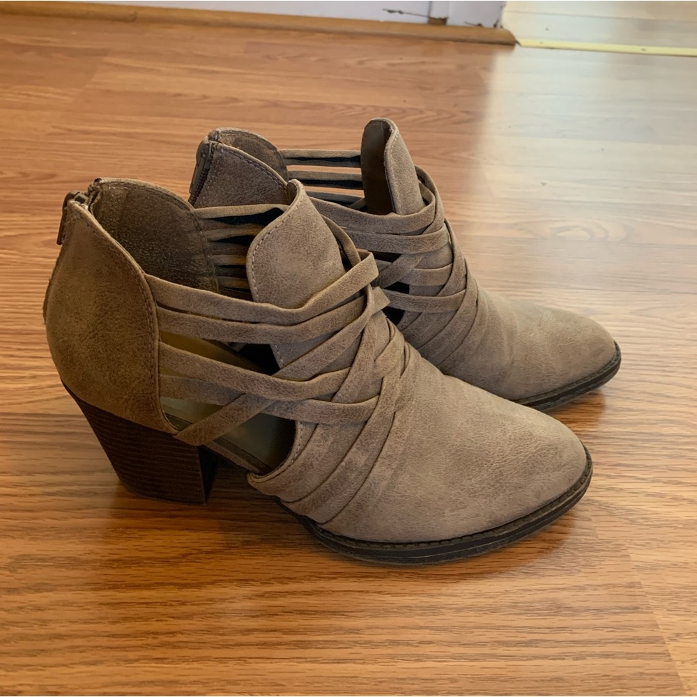 fergalicious beige high heels, size women’s 7.5!